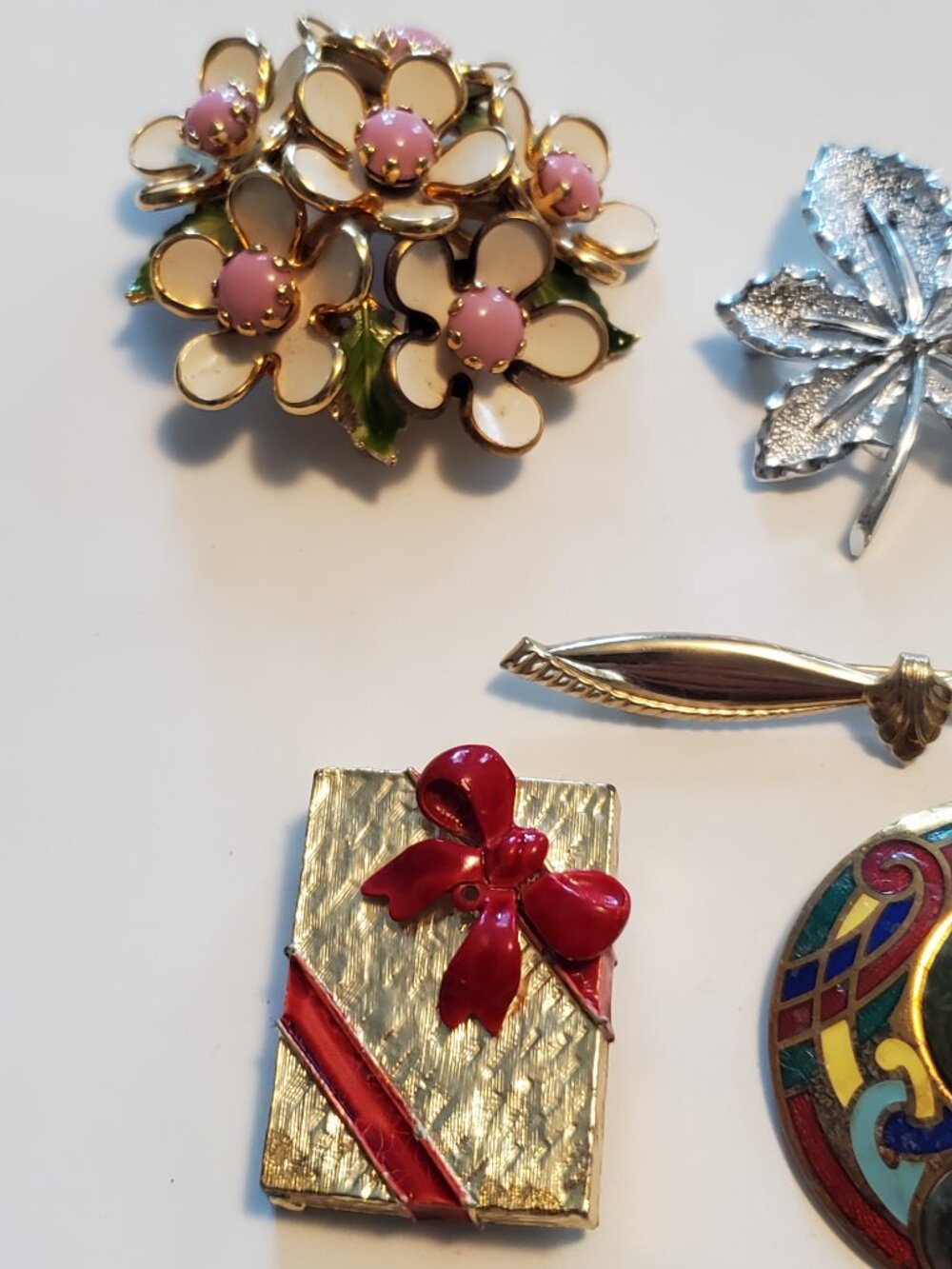 15 Brooches, items # A 2006 2020, wt. 252 grams. - Picture 5 of 14